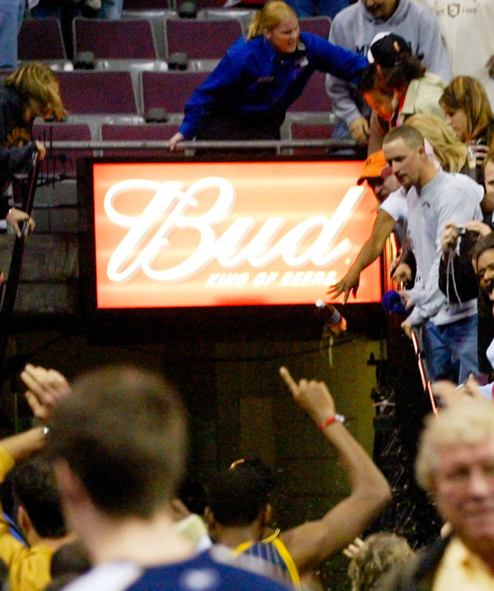 Pacers-fan-throwing-bottle.jpg